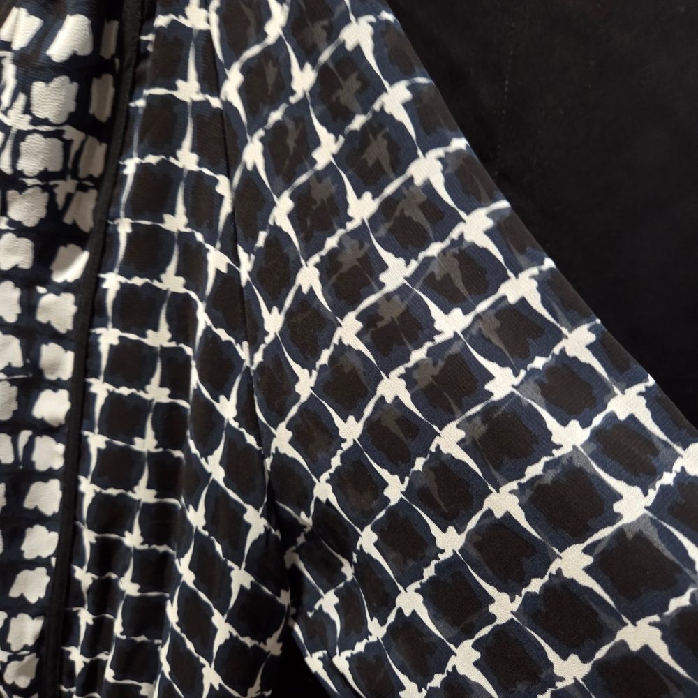 Calvin Klein Sheer Chiffon Blouse/Tunic
Elevate your wardrobe with this stylish - Picture 4 of 11